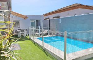 una piscina en el patio trasero de una casa en Apartamento Rural Marisma, en Hozanejos
