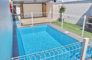 una piscina con una valla alrededor en Apartamento Rural Marisma, en Hozanejos 17 fotos más