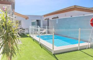 Una red de voleibol en un patio trasero con piscina. en Apartamento Rural Marisma, en Hozanejos