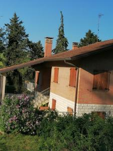 una casa de ladrillo con ventanas tapiadas y flores en maria antonietta, en Urbino