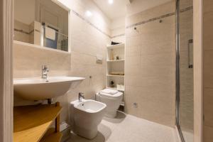 ein Bad mit einem Waschbecken und einem WC in der Unterkunft Cortivo House - Silva 45 next to metro Lotto in Mailand
