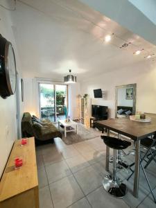 普羅旺斯艾克斯的住宿－Le nid provençal，客厅配有桌子和沙发