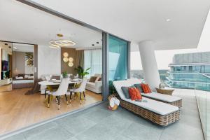 un soggiorno con divano e sala da pranzo di Wave Resort&Spa - Top Penthouse a Międzyzdroje Altre 42 foto