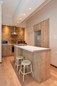 Kuchyň nebo kuchyňský kout v ubytování Contemporary apartment made of wood and stone. + 15 fotografií