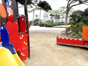 un parque infantil con tobogán en APARTBEACH MAR INTERNUM 4 JUNTO PLAYA y PISCINA en La Pineda