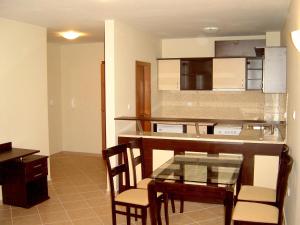 een keuken en eetkamer met een tafel en stoelen bij Sun Palace Home Apartments in Sunny Beach