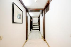 un pasillo en una casa con paredes blancas y escaleras en The Raj - New Delhi, en Nueva Delhi