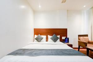 Tempat tidur dalam kamar di Hotel Raj - Walk-In from New Delhi Railway Station