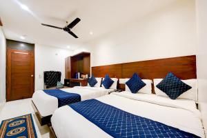 Zimmer mit 3 Betten in Blau und Weiß in der Unterkunft Hotel Raj - Walk-In from New Delhi Railway Station in Neu-Delhi