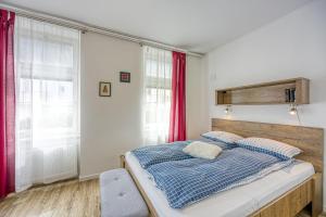 เตียงในห้องที่ Apartments Jantar - Happy Rentals
