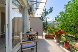 a patio with a table and chairs on a house at The Holiday House 1 in Kavrokhórion