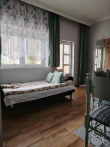 łóżko w pokoju z oknem w obiekcie Apartman Katarina Bački Monoštor w mieście Bački Monoštor