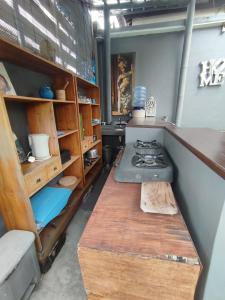 Kuchyň nebo kuchyňský kout v ubytování 4BR 300m2 whole house walking distance from Finns Beach Club