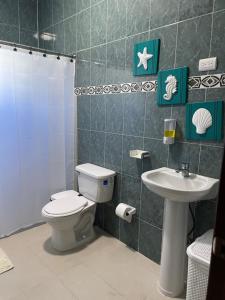 Maria's Entire House HIGUEY 2BD في Higuey: حمام مع مرحاض ومغسلة