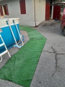 een groene vloer voor een gebouw bij Oasi dell' Etna in Piedimonte Etneo