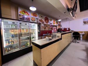 朱巴的住宿－EASTERN PLAZA HOTEL，一间带柜台和冰箱的餐厅