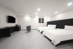 Postel nebo postele na pokoji v ubytování Busan Seomyeon Broa Hotel