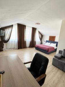 Habitación con mesa, cama y sofá en SIGNEEV'S Villa, en Kiev