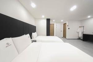 Postel nebo postele na pokoji v ubytování Busan Seomyeon Broa Hotel