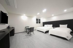 Postel nebo postele na pokoji v ubytování Busan Seomyeon Broa Hotel
