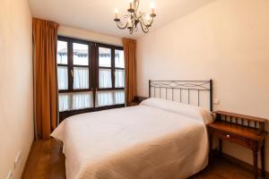 ein Schlafzimmer mit einem weißen Bett und einem Fenster in der Unterkunft Casa el Balandro de Poo in Llanes + 34 Fotos