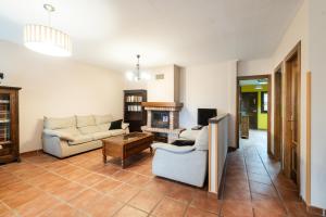 ein Wohnzimmer mit zwei Sofas und einem Kamin in der Unterkunft Casa el Balandro de Poo in Llanes