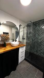 Phòng tắm tại La Suite d'Elisa - Parking, Calme & confort