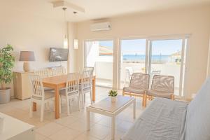 - un salon avec une table et des chaises ainsi qu'une salle à manger dans l'établissement Atlantic View com piscina, à Portimão