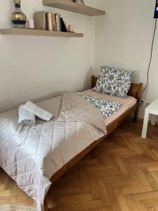 1 cama en un dormitorio con suelo de madera en Apartmán Simmy, en Modřice