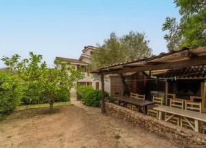 einen Picknicktisch unter einem Pavillon vor einem Haus in der Unterkunft Villa Zagara in Olbia