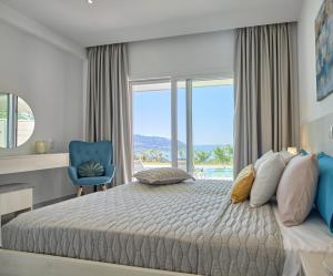 Posteľ alebo postele v izbe v ubytovaní Lefkimmiatis Villas Corfu