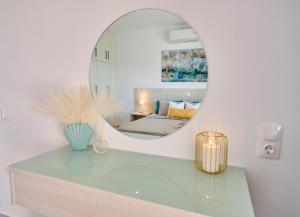 een kamer met een tafel en een spiegel bij Lefkimmiatis Villas Corfu in Afionas