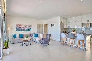 Kuchyňa alebo kuchynka v ubytovaní Lefkimmiatis Villas Corfu