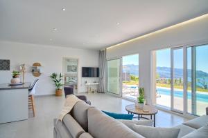 Televízia a/alebo spoločenská miestnosť v ubytovaní Lefkimmiatis Villas Corfu