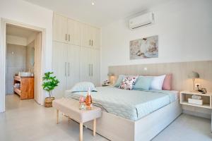Posteľ alebo postele v izbe v ubytovaní Lefkimmiatis Villas Corfu