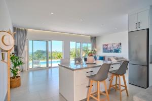 Kuchyňa alebo kuchynka v ubytovaní Lefkimmiatis Villas Corfu