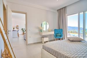 Posteľ alebo postele v izbe v ubytovaní Lefkimmiatis Villas Corfu