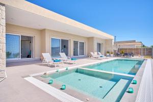 Bazén v ubytovaní Lefkimmiatis Villas Corfu alebo v jeho blízkosti