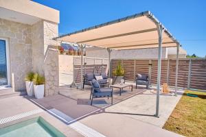Bazén v ubytovaní Lefkimmiatis Villas Corfu alebo v jeho blízkosti