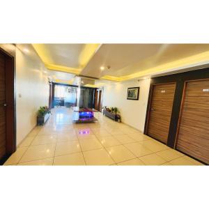ein Wohnzimmer mit einem großen Zimmer und einer Lobby in der Unterkunft Hotel Sigma in Ahmedabad
