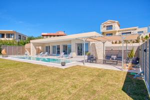 Bazén v ubytovaní Lefkimmiatis Villas Corfu alebo v jeho blízkosti
