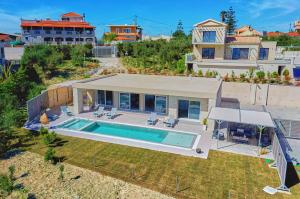 Bazén v ubytovaní Lefkimmiatis Villas Corfu alebo v jeho blízkosti