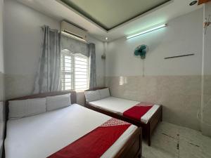 a bedroom with two beds and a window at SPOT ON 899 Bao Ngan in Da Nang