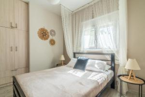 1 dormitorio con cama y ventana en The Holiday House 2, en Kavrokhórion