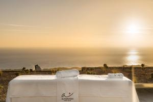 Bett mit Meerblick in der Unterkunft Almarossa Luxury Villas in Vourvoúlos