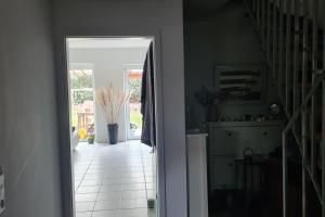 una puerta abierta a una cocina con pasillo en Private House en Sehnde