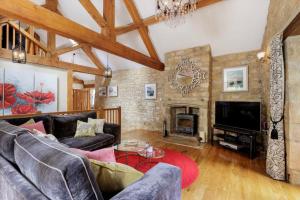 sala de estar con sofá y chimenea en Fabulous Farmhouse in Hampshire, en Londres
