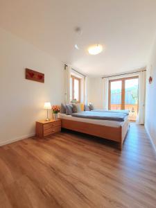 um quarto com uma cama grande e piso em madeira em Ferienwohnung Wetterstein em Garmisch-Partenkirchen