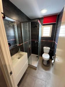 A bathroom at RMN Tavernes