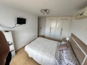 a small bedroom with a bed and a tv at RMN Tavernes in Tabernes Blanques